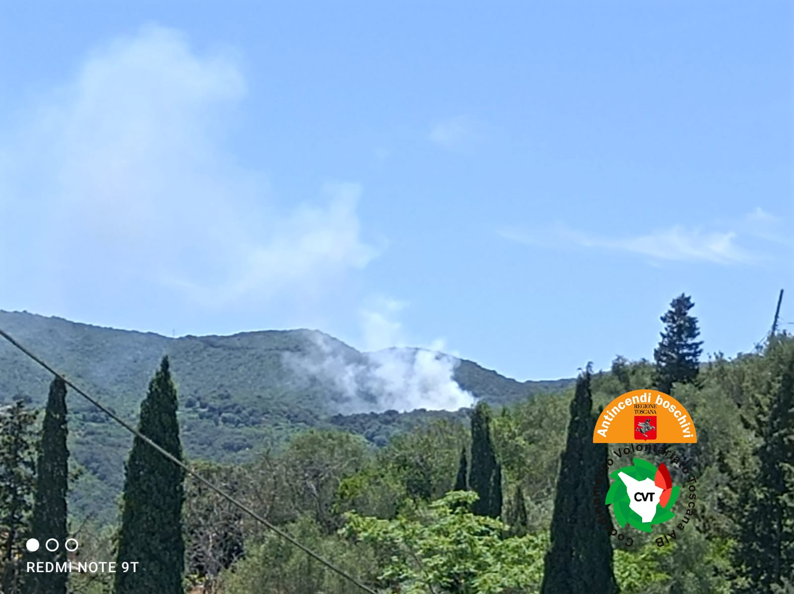 Immagine Fiamme sulle colline di Porto S. Stefano, due elicotteri regionali in azione